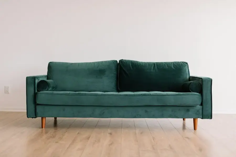 Sala de estar decorada com sofá verde